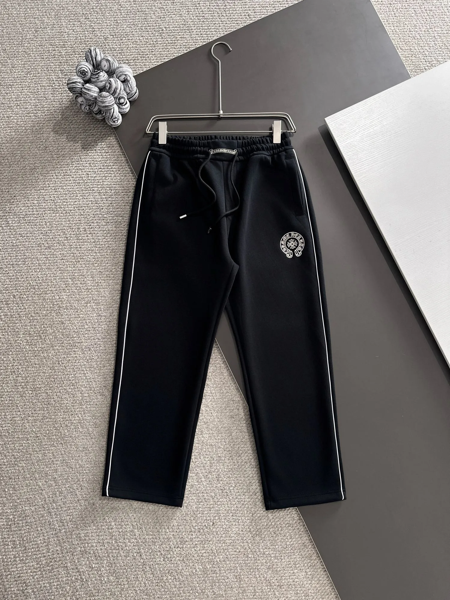 P310 Chrome Hearts* (exclusive quality in the market) hot style 2꯭0꯭2꯭5 new autumn pants original ⌚️ high version Chrome Hearts The fabric is made of 380g high-density double-sided Chinese custom fabric. It does not deform or shrink. The three-dimensional drape is amazing. Process introduction: chicken edge + classic horseshoe embroidery. Color: black SIZE: M-XXXL